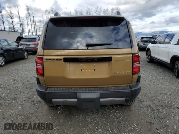 2024 Toyota Land Cruiser z VIN JTEABFAJ8RK010961, wystawiony jako Copart lot #45733885 z przebiegiem 3 013 mil mil oraz Szkoda całkowita • Salvage title. Historia ofert i sprzedaży dostępna na DreamBid. Obrazek 6.