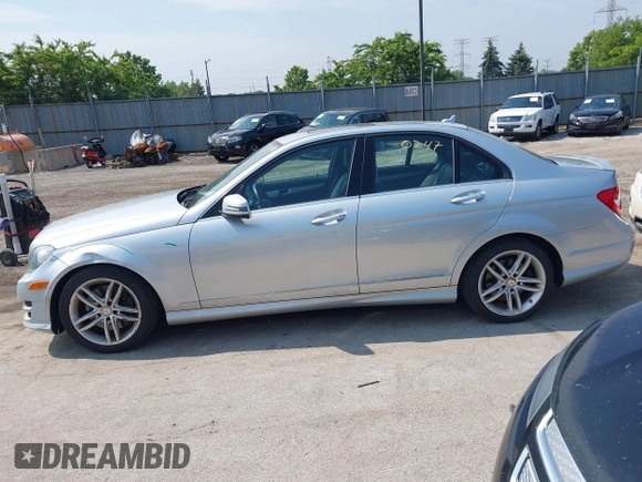 2013 Mercedes-Benz C 300 Sport z VIN WDDGF8AB1DR292986, wystawiony jako IAAI lot #42430247 z przebiegiem 105 105 mil mil oraz . Historia ofert i sprzedaży dostępna na DreamBid. Obrazek 14.