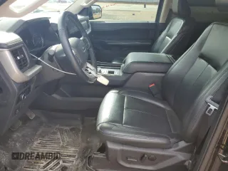 2023 Ford Expedition Max XLT z VIN 1FMJK1H88PEA45999, wystawiony jako Copart lot #43463605 z przebiegiem 36 420 mil mil oraz Szkoda całkowita • Salvage title. Historia ofert i sprzedaży dostępna na DreamBid. Obrazek 7.