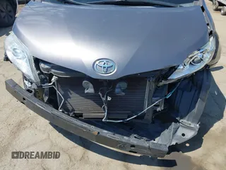 2013 Toyota Sienna LE AAS z VIN 5TDKK3DCXDS328201, wystawiony jako IAAI lot #42773579 z przebiegiem 106 890 mil mil oraz . Historia ofert i sprzedaży dostępna na DreamBid. Obrazek 18.