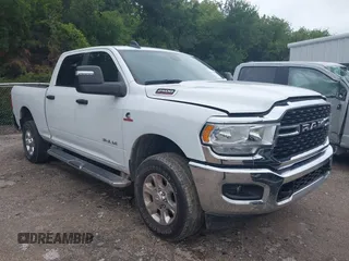2024 Ram 2500 Big Horn z VIN 3C6UR5DL9RG286018, wystawiony jako IAAI lot #42464680 z przebiegiem 38 522 mil mil oraz . Historia ofert i sprzedaży dostępna na DreamBid. Obrazek 1.