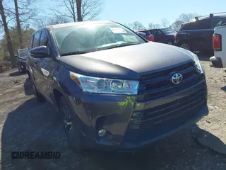 2018 Toyota Highlander LE z VIN 5TDZZRFH1JS278483, wystawiony jako IAAI lot #41846565 z przebiegiem 59 849 mil mil oraz . Historia ofert i sprzedaży dostępna na DreamBid. Obrazek 1.