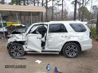 2018 Toyota 4Runner SR5 z VIN JTEBU5JR2J5563719, wystawiony jako IAAI lot #41795840 z przebiegiem Nie podano mil oraz . Historia ofert i sprzedaży dostępna na DreamBid. Obrazek 15.