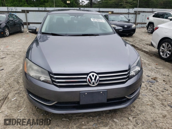 2013 Volkswagen Passat SE z VIN 1VWBP7A39DC123321, wystawiony jako Copart lot #58780315 z przebiegiem 110 132 mil mil oraz Czysty tytuł • Clean title. Historia ofert i sprzedaży dostępna na DreamBid. Obrazek 5.