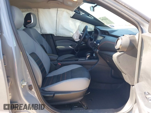 2021 Nissan Kicks SR z VIN 3N1CP5DV7ML556734, wystawiony jako IAAI lot #41652580 z przebiegiem 52 042 mil mil oraz . Historia ofert i sprzedaży dostępna na DreamBid. Obrazek 5.