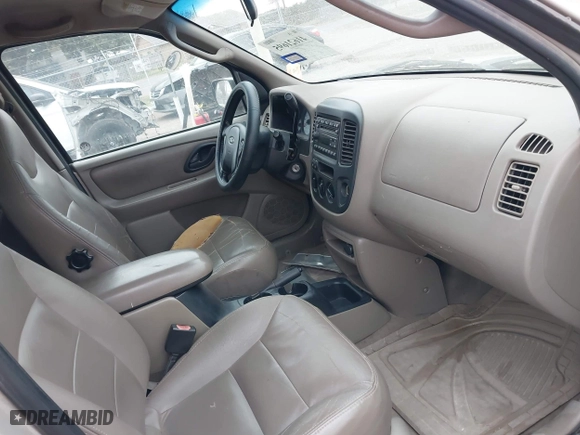 2001 Ford Escape XLT with VIN 1FMYU03141KB51890, listed as a IAAI auction lot 41621695 with 161,930 mi miles. Bid and sale history available at carsss.com. Image 5.