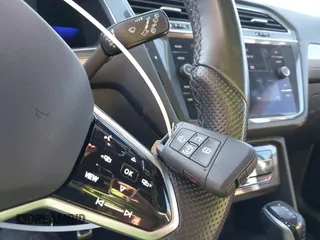 2022 Volkswagen Tiguan SE R-Line Black z VIN 3VVCB7AX3NM009759, wystawiony jako IAAI lot #39075158 z przebiegiem 51 572 mil mil oraz . Historia ofert i sprzedaży dostępna na DreamBid. Obrazek 11.
