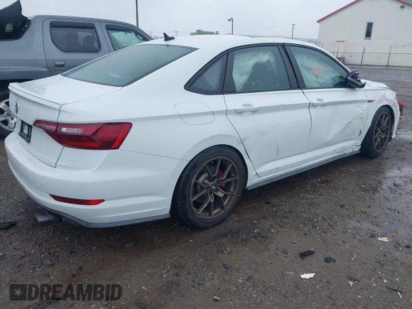 2020 Volkswagen Jetta GLI S z VIN 3VW5T7BU9LM091404, wystawiony jako IAAI lot #42300830 z przebiegiem 46 851 mil mil oraz . Historia ofert i sprzedaży dostępna na DreamBid. Obrazek 4.