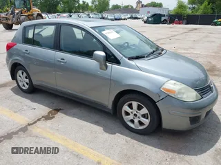 2008 Nissan Versa S z VIN 3N1BC13E48L458915, wystawiony jako IAAI lot #42353191 z przebiegiem 142 012 mil mil oraz . Historia ofert i sprzedaży dostępna na DreamBid. Obrazek 1.