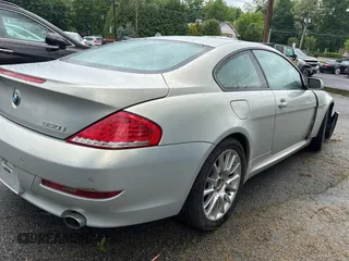 2008 BMW 6 Series 650i z VIN WBAEA53558CV90985, wystawiony jako Copart lot #57308835 z przebiegiem 99 340 mil mil oraz Czysty tytuł • Clean title. Historia ofert i sprzedaży dostępna na DreamBid. Obrazek 4.