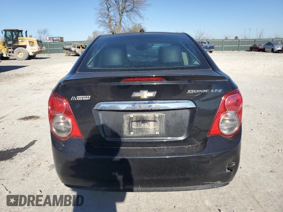 2013 Chevrolet Sonic LTZ z VIN 1G1JE5SH5D4121345, wystawiony jako Copart lot #83672124 z przebiegiem 109 428 mil mil oraz Szkoda całkowita • Salvage title. Historia ofert i sprzedaży dostępna na DreamBid. Obrazek 6.