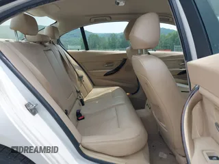 2015 BMW 3 Series 328i xDrive с VIN WBA3B5G55FNS17395, выставлен на аукционе IAAI как лот 42511002 с пробегом 228 228 миль миль и . История ставок и продаж доступна на DreamBid. Изображение 8.