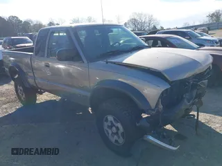 2001 Chevrolet S-10 LS with VIN 1GCCT19W618134483, listed as a IAAI auction lot 41630814 with 1 mi miles. Bid and sale history available at carsss.com. Image 1.