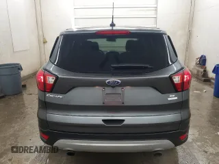 2019 Ford Escape SE z VIN 1FMCU0GD5KUC49556, wystawiony jako Copart lot #57911145 z przebiegiem 89 152 mil mil oraz Czysty tytuł • Clean title. Historia ofert i sprzedaży dostępna na DreamBid. Obrazek 6.