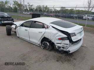 2017 Tesla Model S 100D z VIN 5YJSA1E24HF195488, wystawiony jako IAAI lot #42073744 z przebiegiem 108 577 mil mil oraz . Historia ofert i sprzedaży dostępna na DreamBid. Obrazek 3.