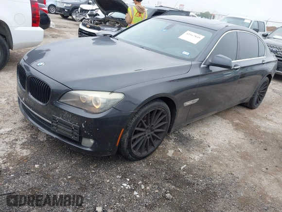 2012 BMW 7 Series 750Li z VIN WBAKB8C53CC962981, wystawiony jako IAAI lot #42167849 z przebiegiem 123 978 mil mil oraz . Historia ofert i sprzedaży dostępna na DreamBid. Obrazek 2.