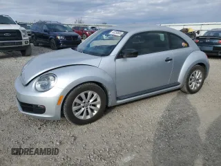 2014 Volkswagen Beetle Entry z VIN 3VWF17AT4EM634714, wystawiony jako Copart lot #83250604 z przebiegiem 133 862 mil mil oraz Szkoda całkowita • Salvage title. Historia ofert i sprzedaży dostępna na DreamBid. Obrazek 1.