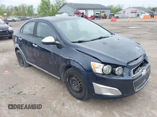 2015 Chevrolet Sonic LS z VIN 1G1JA5SG1F4137709, wystawiony jako IAAI lot #42212621 z przebiegiem 106 652 mil mil oraz . Historia ofert i sprzedaży dostępna na DreamBid. Obrazek 1.