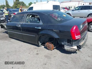 2009 Chrysler 300 C z VIN 2C3LA63T09H504760, wystawiony jako IAAI lot #42019741 z przebiegiem Nie podano mil oraz . Historia ofert i sprzedaży dostępna na DreamBid. Obrazek 3.