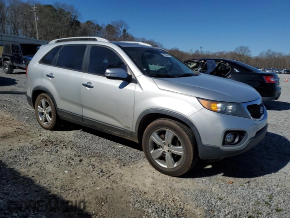 2013 Kia Sorento EX z VIN 5XYKUDA22DG335605, wystawiony jako Copart lot #47260645 z przebiegiem 175 314 mil mil oraz Szkoda całkowita • Salvage title. Historia ofert i sprzedaży dostępna na DreamBid. Obrazek 4.