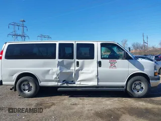 2018 Chevrolet Express Passenger LT z VIN 1GAZGPFGXJ1326392, wystawiony jako IAAI lot #41591765 z przebiegiem 350 366 mil mil oraz . Historia ofert i sprzedaży dostępna na DreamBid. Obrazek 13.