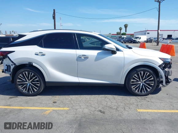 2024 Lexus RX 350h z VIN 2T2BBMCA8RC035933, wystawiony jako IAAI lot #42249750 z przebiegiem 33 181 mil mil oraz . Historia ofert i sprzedaży dostępna na DreamBid. Obrazek 13.