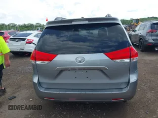 2011 Toyota Sienna XLE AAS z VIN 5TDYK3DC7BS067407, wystawiony jako IAAI lot #42312520 z przebiegiem 175 945 mil mil oraz . Historia ofert i sprzedaży dostępna na DreamBid. Obrazek 16.