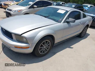 2007 Ford Mustang Deluxe z VIN 1ZVFT80N775248994, wystawiony jako IAAI lot #42503507 z przebiegiem 81 703 mil mil oraz . Historia ofert i sprzedaży dostępna na DreamBid. Obrazek 2.