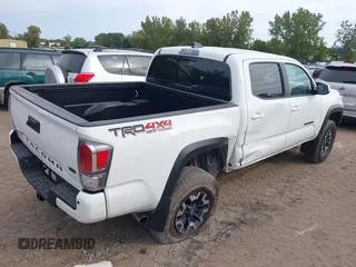 2023 Toyota Tacoma SR z VIN 3TMCZ5AN1PM637609, wystawiony jako IAAI lot #40345917 z przebiegiem 12 614 mil mil oraz . Historia ofert i sprzedaży dostępna na DreamBid. Obrazek 4.