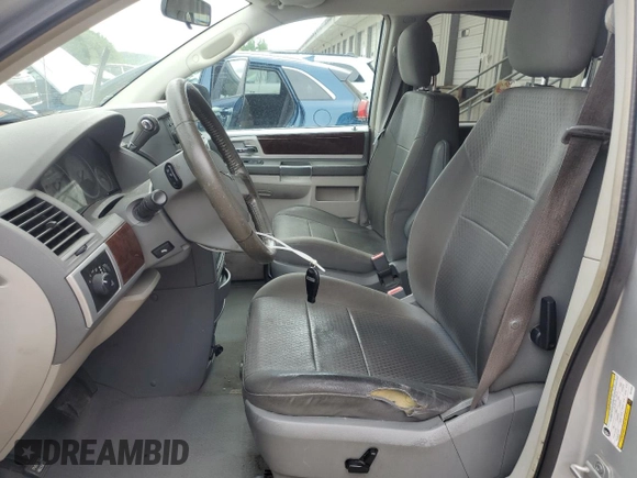2010 Chrysler Town & Country Touring z VIN 2A4RR5D10AR273535, wystawiony jako Copart lot #54356665 z przebiegiem 238 132 mil mil oraz Szkoda całkowita • Salvage title. Historia ofert i sprzedaży dostępna na DreamBid. Obrazek 7.