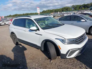 2022 Volkswagen Tiguan S with VIN 3VV1B7AX0NM004543, listed as a IAAI auction lot 40409461 with 999,999 mi miles. Bid and sale history available at carsss.com. Image 1.