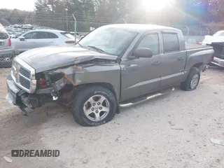 2007 Dodge Dakota SLT z VIN 1D7HW48P57S216313, wystawiony jako IAAI lot #41319321 z przebiegiem 116 712 mil mil oraz . Historia ofert i sprzedaży dostępna na DreamBid. Obrazek 2.