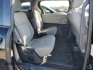 2022 Toyota Sienna LE z VIN 5TDBSKFCXNS060663, wystawiony jako Copart lot #52490575 z przebiegiem 48 466 mil mil oraz Szkody całkowita. Historia ofert i sprzedaży dostępna na DreamBid. Obrazek 11.