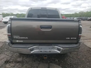 2013 Toyota Tacoma z VIN 3TMLU4EN4DM124465, wystawiony jako Copart lot #58167135 z przebiegiem 116 098 mil mil oraz Szkoda całkowita • Salvage title. Historia ofert i sprzedaży dostępna na DreamBid. Obrazek 6.