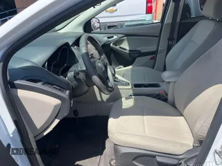 2018 Ford Focus SE z VIN 1FADP3F20JL259181, wystawiony jako IAAI lot #42400276 z przebiegiem 161 473 mil mil oraz . Historia ofert i sprzedaży dostępna na DreamBid. Obrazek 12.