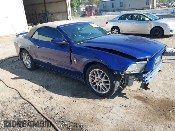 2014 Ford Mustang V6 z VIN 1ZVBP8EM5E5315477, wystawiony jako IAAI lot #42222514 z przebiegiem 215 618 mil mil oraz . Historia ofert i sprzedaży dostępna na DreamBid. Obrazek 1.