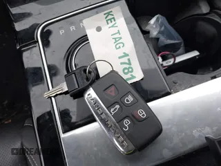 2018 Land Rover Range Rover Velar S z VIN SALYB2RV6JA750501, wystawiony jako IAAI lot #40882723 z przebiegiem 77 338 mil mil oraz . Historia ofert i sprzedaży dostępna na DreamBid. Obrazek 11.