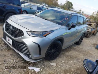 2024 Toyota Highlander LE z VIN 5TDKDRBH3RS531904, wystawiony jako IAAI lot #40509853 z przebiegiem 12 408 mil mil oraz . Historia ofert i sprzedaży dostępna na DreamBid. Obrazek 2.