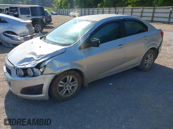 2012 Chevrolet Sonic LS z VIN 1G1JA5SHXC4212170, wystawiony jako IAAI lot #42154640 z przebiegiem 116 725 mil mil oraz . Historia ofert i sprzedaży dostępna na DreamBid. Obrazek 2.
