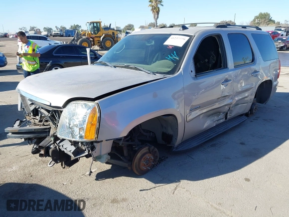 2007 GMC Yukon SLE with VIN 1GKFK130X7J131757, listed as a IAAI auction lot 41237779 with 156,148 mi miles. Bid and sale history available at carsss.com. Image 2.