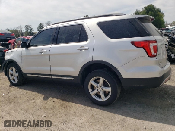 2017 Ford Explorer XLT z VIN 1FM5K8D85HGD09198, wystawiony jako Copart lot #53959655 z przebiegiem 141 868 mil mil oraz Szkoda całkowita • Salvage title. Historia ofert i sprzedaży dostępna na DreamBid. Obrazek 2.