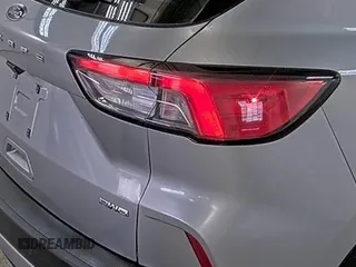 2022 Ford Escape SE z VIN 1FMCU9G66NUB33504, wystawiony jako IAAI lot #42748133 z przebiegiem 74 338 mil mil oraz . Historia ofert i sprzedaży dostępna na DreamBid. Obrazek 28.