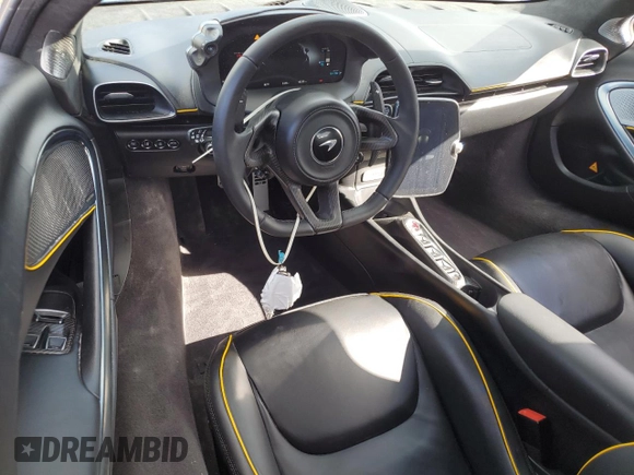 2024 McLaren Artura z VIN SBM16AEA2RW002389, wystawiony jako Copart lot #74246334 z przebiegiem 1374 mil mil oraz Nie do naprawy. Historia ofert i sprzedaży dostępna na DreamBid. Obrazek 8.