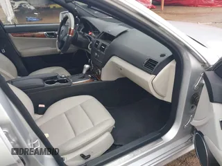 2010 Mercedes-Benz C 300 Sport z VIN WDDGF5EB6AR111658, wystawiony jako IAAI lot #41044200 z przebiegiem 140 599 mil mil oraz . Historia ofert i sprzedaży dostępna na DreamBid. Obrazek 5.