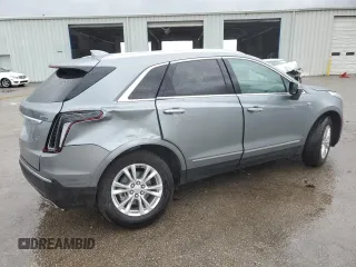 2023 Cadillac XT5 FWD Luxury z VIN 1GYKNAR47PZ144988, wystawiony jako Copart lot #50830365 z przebiegiem 17 687 mil mil oraz Szkody całkowita. Historia ofert i sprzedaży dostępna na DreamBid. Obrazek 3.