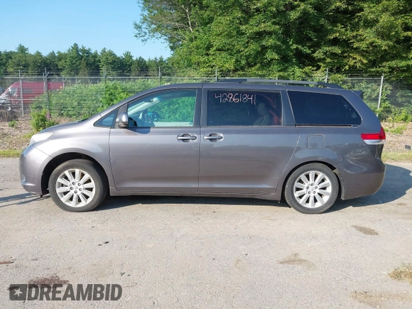 2012 Toyota Sienna XLE z VIN 5TDDK3DC9CS036692, wystawiony jako IAAI lot #42861841 z przebiegiem 122 070 mil mil oraz . Historia ofert i sprzedaży dostępna na DreamBid. Obrazek 14.