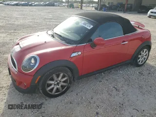 2013 MINI Roadster S z VIN WMWSY3C56DT593875, wystawiony jako Copart lot #74982124 z przebiegiem 64 622 mil mil oraz Szkody całkowita. Historia ofert i sprzedaży dostępna na DreamBid. Obrazek 1.