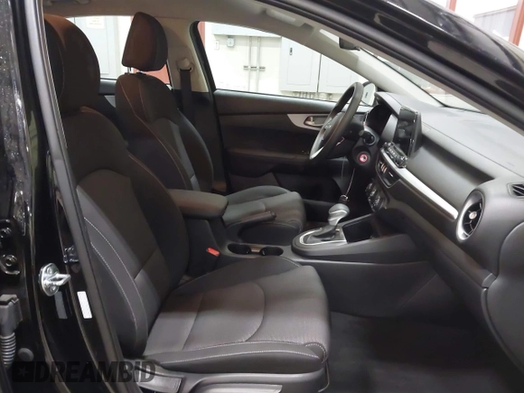 2024 Kia Forte LXS z VIN 3KPF24ADXRE831698, wystawiony jako IAAI lot #41337698 z przebiegiem 1 843 mil mil oraz . Historia ofert i sprzedaży dostępna na DreamBid. Obrazek 5.
