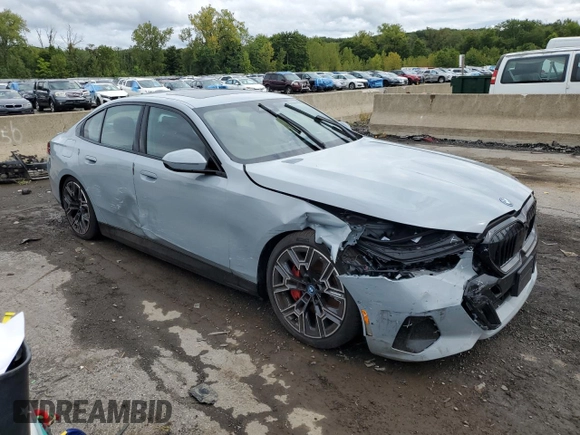 2024 BMW i5 eDrive40 z VIN WBY33FK03RCR20106, wystawiony jako Copart lot #68388554 z przebiegiem Nie podano mil oraz Szkody całkowita. Historia ofert i sprzedaży dostępna na DreamBid. Obrazek 4.