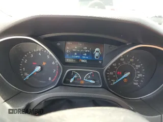 2018 Ford Focus SE z VIN 1FADP3F23JL303948, wystawiony jako Copart lot #55698915 z przebiegiem 85 500 mil mil oraz Szkoda całkowita • Salvage title. Historia ofert i sprzedaży dostępna na DreamBid. Obrazek 9.